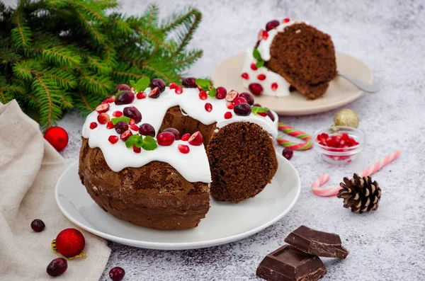 チョコレートケーキ砂糖アイシング クランベリー ザクロ ミントの葉でクリスマスリース クリスマスと新年のための祭りのデザート — ストック写真