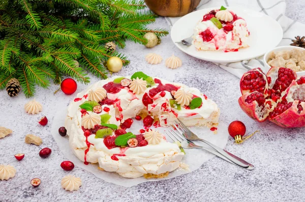 Karamell Pavlova Weihnachtskranz Mit Kirschsoße Granatapfel Preiselbeeren Und Kiwi Auf — Stockfoto