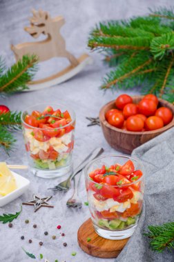 Porsiyon salata füme somon, avokado, yumurta, krem peynir soslu vişneli domates. Noel ve Yeni Yıl için tatil salatası.