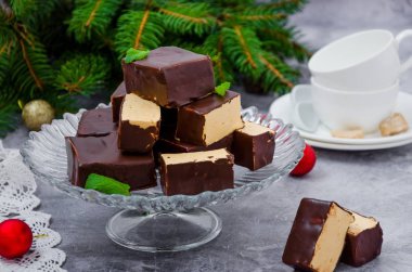 Gri arka planda çikolatalı ve karamel sufle (mus) ile ev yapımı Birds sütü. Geleneksel Rus bayramı tatlısı.