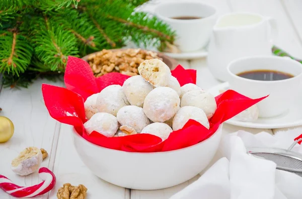 Beyaz ahşap arka planda bir kasede ceviz şekerli ev yapımı kartopu kurabiyeleri. Noel ve yeni yıl için tatlı. Yatay oryantasyon. Kapat..