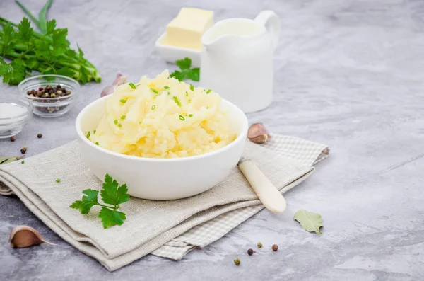 Tereyağlı, sütlü, sarımsaklı ve yeşil soğanlı patates püresi. Geleneksel bir Ukrayna yemeği, Rus mutfağı. Yatay oryantasyon. Boşluğu kopyala.