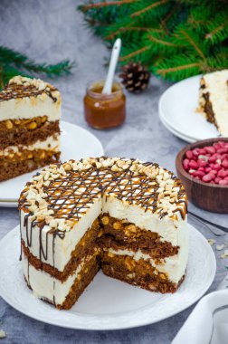 Çikolatalı kek, nougat, tuzlu karamel ve fıstık. Noel ve yeni yıl için pasta. Dikey yönelim.