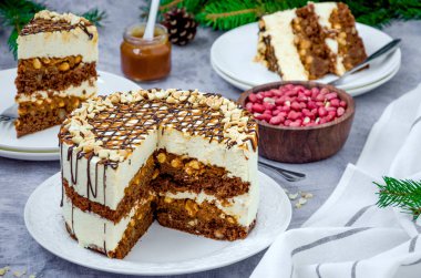 Çikolatalı kek, nougat, tuzlu karamel ve fıstık. Noel ve yeni yıl için pasta. Yatay yönelim.