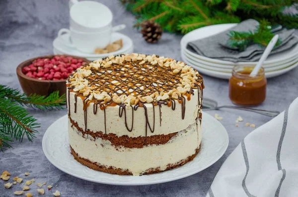 Tort festiv cu tort cu burete de ciocolată, nugă, caramel sărat și arahide. Tort de Crăciun și Anul Nou. Orientare orizontală . — Fotografie, imagine de stoc