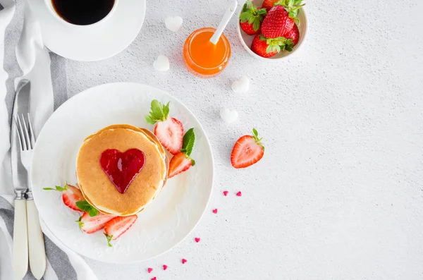 A stack of pancakes with a heart of jam on top with fresh strawb — Stock Photo, Image