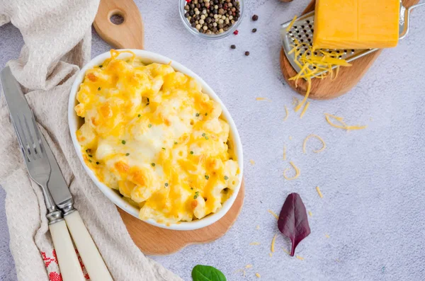 Maccheroni al formaggio. maccheroni al forno tradizionali con formaggio in forma di cottura al forno. Cucina americana. Orientamento orizzontale. Vista dall'alto. Copia spazio . — Foto Stock