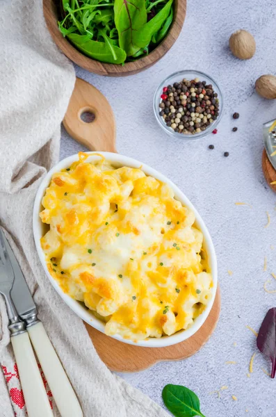 Maccheroni al formaggio. maccheroni al forno tradizionali con formaggio in forma di cottura al forno. Cucina americana. Orientamento verticale. Vista dall'alto . — Foto Stock