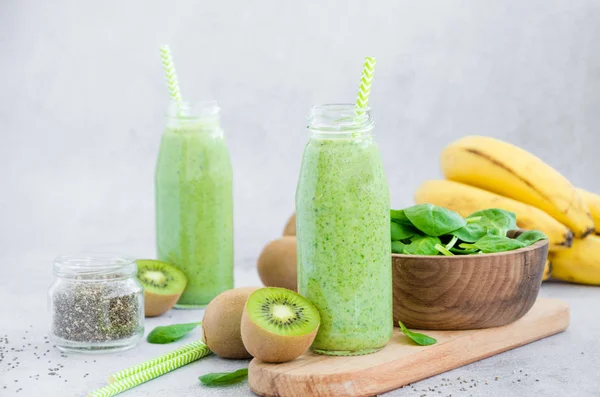 Smoothies verdes dietéticos frescos de espinafre, banana, kiwi, iogurte e sementes de chia em jarros de vidro com palha em um fundo cinza. Alimentação saudável. Orientação horizontal. Espaço de cópia . — Fotografia de Stock