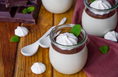 Geleneksel İtalyan tatlı panna cotta çikolata soslu ve cam kavanozlarda çıtır kremalı. Sevgililer Günü ya da Kadınlar Günü için tatlı. Yatay oryantasyon. Kapat..