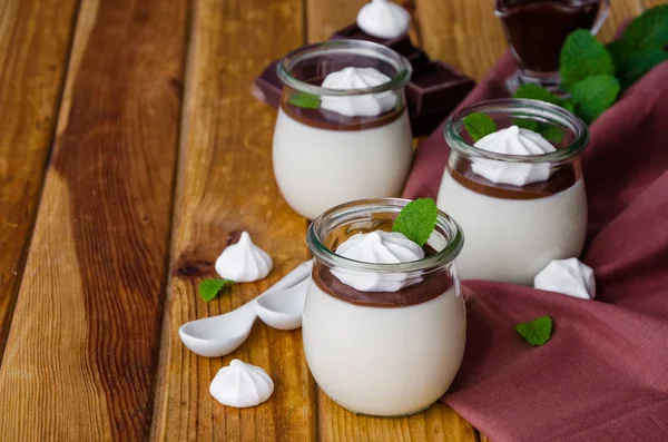 Traditionell italiensk dessert panna cotta med chokladsås och krispig maräng i glasburkar. Efterrätt till alla hjärtans dag eller kvinnodagen. Horisontell inriktning. Kopiera utrymme. — Stockfoto