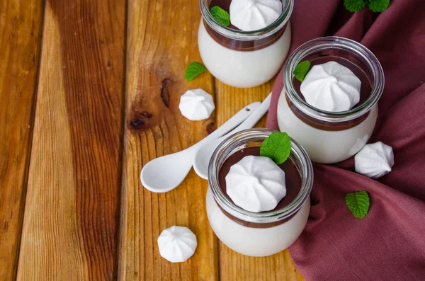 Traditional Italian dessert panna cotta with chocolate sauce and crispy meringue in glass jars. Dessert for Valentine's Day or Women's Day. Horizontal orientation. Copy space — Stock Photo, Image