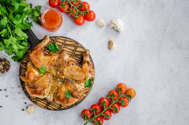 Tütün tavuğu. Geleneksel bir Gürcü mutfağı tavuğu. Sarımsak ve biberli. Yatay oryantasyon. Üst Manzara. Boşluğu kopyala