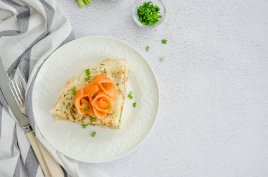 Geleneksel Rus ince krepleri ya da peynirli krepler, otlar ve açık arkaplanda tütsülenmiş somon balıkları. Tatil Maslenitsa 'sı. Yatay, üst görünüm, boşluğu kopyala.