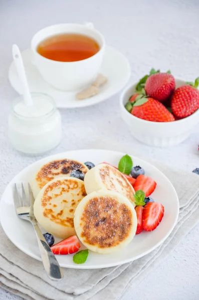 Panquecas Queijo Cottage Fritas Syrniki Com Bagas Frescas Prato Branco — Fotografia de Stock