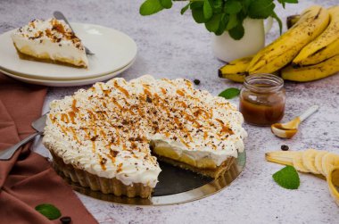 Geleneksel muzlu muzlu muzlu, kremalı, çikolatalı, kahveli ve şekerli Banoffee turtası. Tatlı pişirmek yok. Yatay yönelim