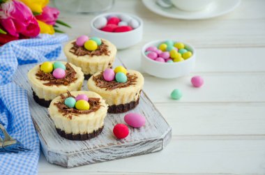 Çikolata ve şekerli yumurtalı Easter Mini Brownie Cheesecake Bird 's Nest. Paskalya tatlısı. Çocuklar için komik yemek fikri. Yatay oryantasyon. Seçici odaklanma. Boşluğu kopyala.