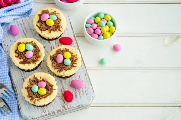 Mini Brownie Pascua Cheesecake Bird Nest Con Huevos Chocolate Dulces — Foto de Stock