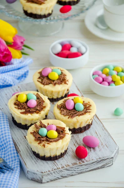 Mini Brownie Pascua Cheesecake Bird Nest Con Huevos Chocolate Dulces — Foto de Stock