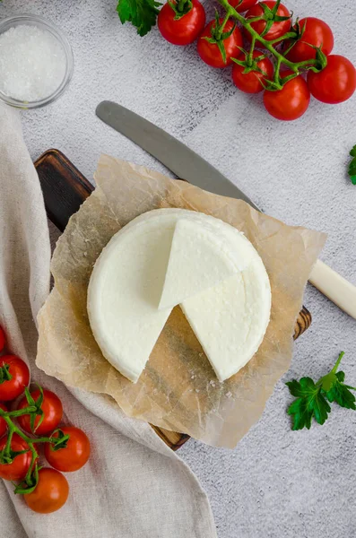 Brynza Feta Formaggio Fresco Fatto Casa Tagliere Legno Con Prezzemolo — Foto Stock