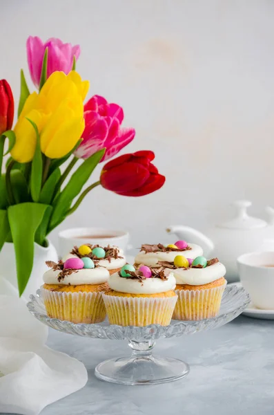 Nido Pájaro Hecho Casa Cupcakes Vainilla Con Crema Mantequilla Huevos — Foto de Stock