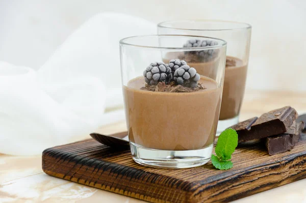 意大利甜品 巧克力煎饼 奶油或布丁与黑莓在玻璃杯中的轻混凝土背景板 横向方向 复制空间 — 图库照片