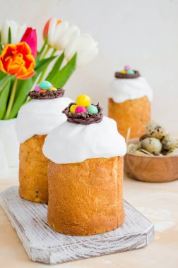 Paskalya kompozisyonu. Paskalya Keki - Rus ve Ukrayna Geleneksel Kulich 'i ve hafif taşlı arka planda paskalya yumurtaları. Paska Paskalya Ekmeği. Seçici odaklanma. Dikey oryantasyon. Boşluğu kopyala.