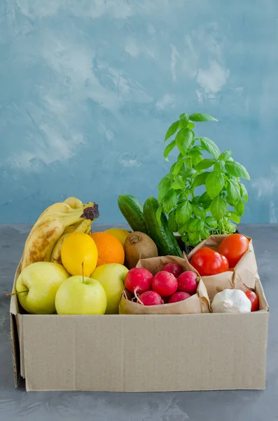 Caja Donaciones Con Frutas Verduras Hierbas Orgánicas Frescas Sobre Fondo — Foto de Stock