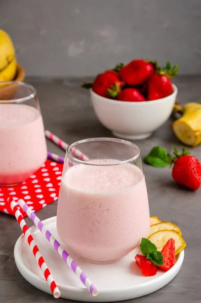 Smoothie Aux Fraises Milkshake Banane Dans Verre Sur Fond Béton — Photo