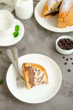 Üzerinde pudra şekeri ve böğürtlen olan beyaz bir tabakta geleneksel İtalyan pastası Zuccotto. Dikey oryantasyon. Boşluğu kopyala, seçici odak