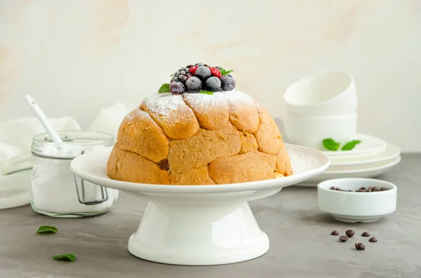 Традиционный Итальянский Торт Zuccotto Белой Тарелке Украшенной Сахарной Пудрой Ягодами — стоковое фото