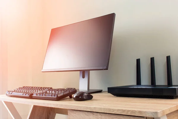 Ofis masaları ile wifi yönlendirici ve bilgisayar ve sarf malzemeleri