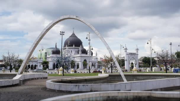 Dataran Alor Setar Square With Zahir Mosque and the Gate — Stock Video