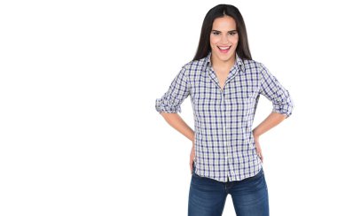 Mavi kot pantolon ve gömlek üzerinde beyaz izole, güzel bir kadın portresi