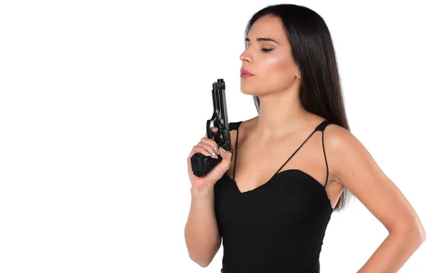 漂亮的危险女人拿着枪在白色背景上被隔离 — 图库照片