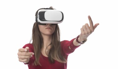 Sanal gerçeklik gözlüklü kadın. Geleceğin teknolojisi kavramı.