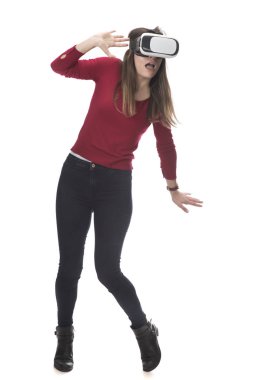 Sanal gerçeklik gözlüklü kadın. Geleceğin teknolojisi kavramı.