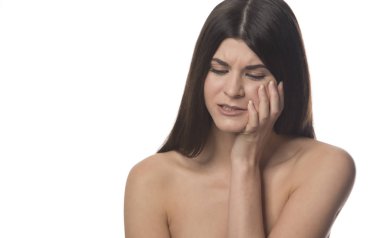 Beyaz arka plan üzerinde izole uzun saçlı genç esmer kız