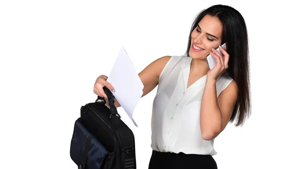 Retrato Bela Mulher Negócios Segurando Saco Papéis Falando Telefone Celular — Fotografia de Stock