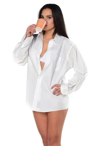 Krásná Brunetka Žena Bílých Mužských Košili Prádlo Drží Šálek Kávy — Stock fotografie