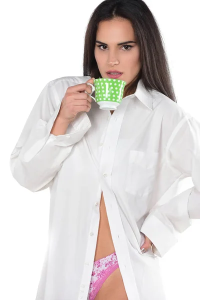 Hermosa Mujer Morena Camisa Blanca Masculina Lencería Sosteniendo Una Taza — Foto de Stock