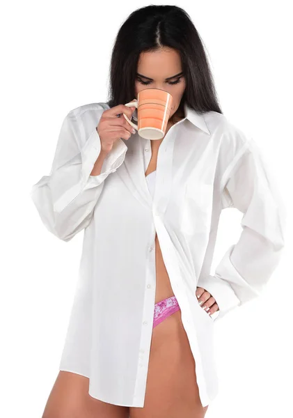 Hermosa Mujer Morena Camisa Blanca Masculina Lencería Sosteniendo Una Taza — Foto de Stock