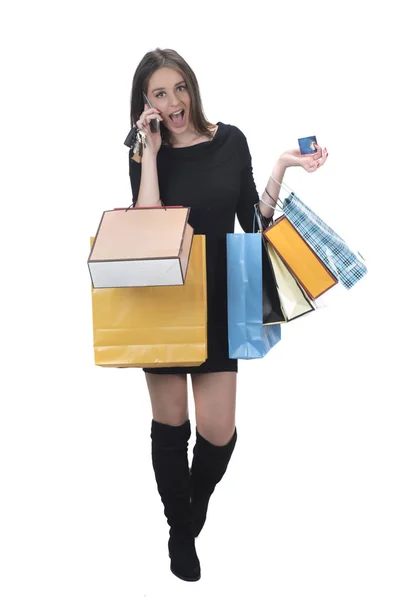 携帯電話で話しているショッピング バッグとブルネットの女性 白い背景に分離 — ストック写真