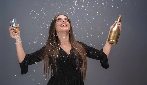 Beautiful Woman Celebrating New Year Confetti Champagne — Stock Photo, Image