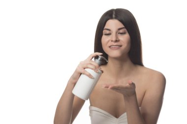 Vücut losyonu ile şişe tutan güzel esmer kadın. Güzellik kavramı. Beyaz arka plan üzerinde izole