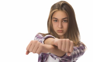 Genç kız Studio beyaz arka plan üzerinde poz