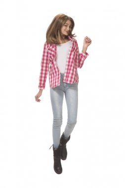 Genç kız beyaz Studio bir kamera önünde atlama