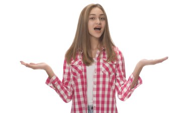 Genç kız beyaz arka plan üzerinde reklam