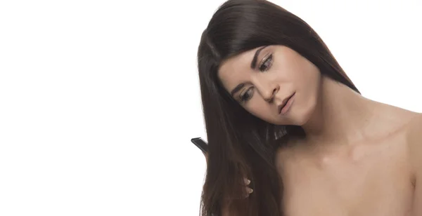 Beyaz Arka Plan Üzerinde Izole Saçları Fırçalama Genç Esmer Kız — Stok fotoğraf