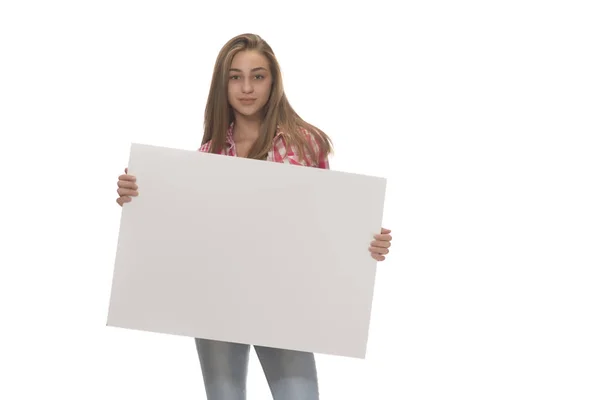 Νεαρή Γυναίκα Κρατώντας Άδειο Λευκό Του Σκάφους Κάρτα Απομονωμένα Λευκό — Φωτογραφία Αρχείου